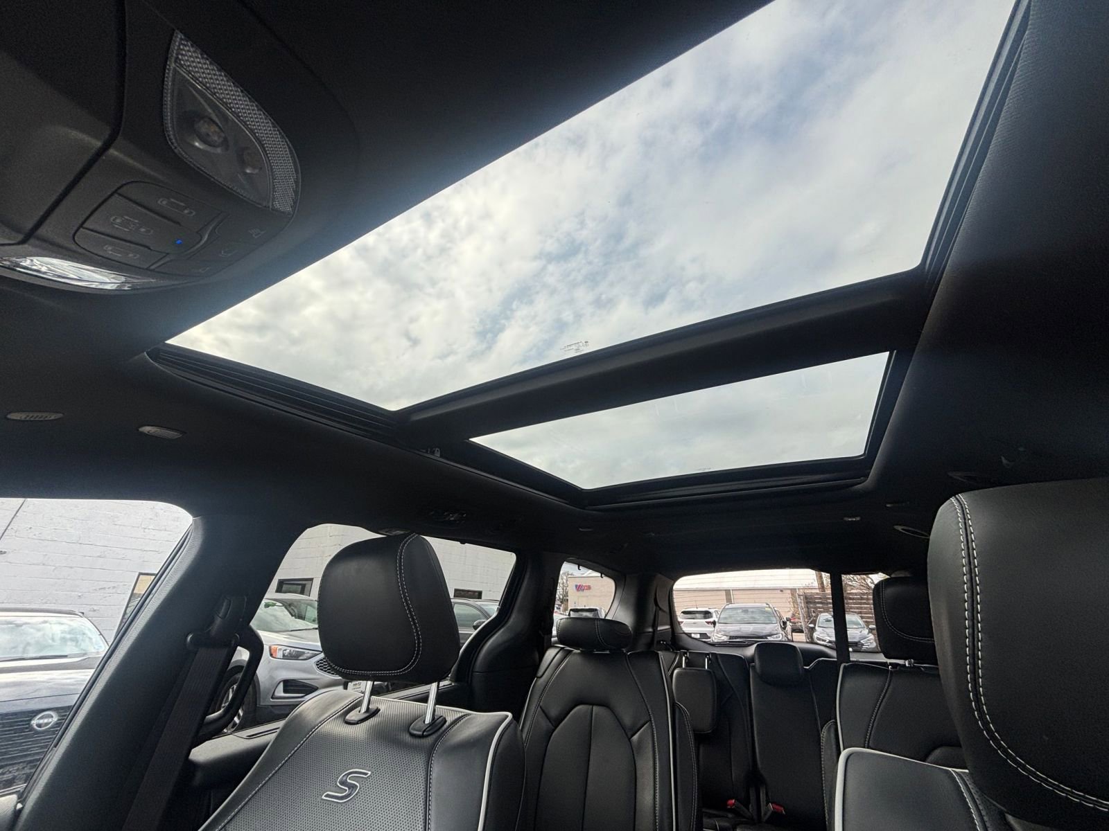 Used 2025 Chrysler Pacifica Limited image 32