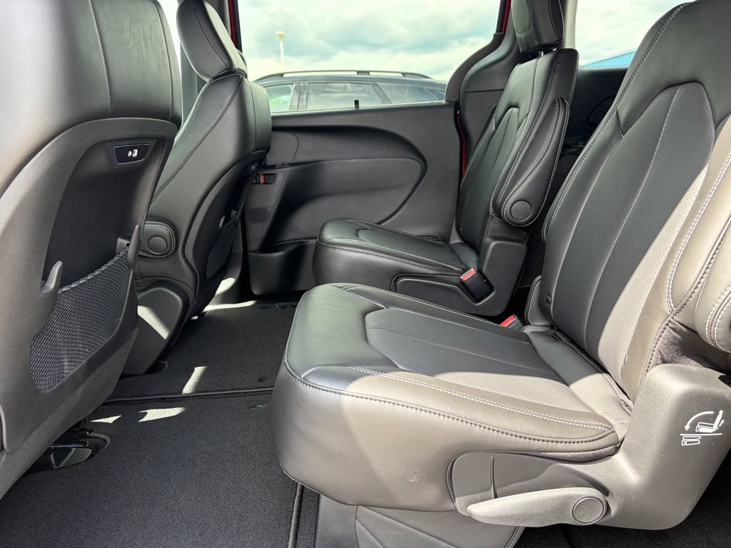 New 2027 Chrysler Pacifica Select w/ Family Tech Group AWD/4WD image 12