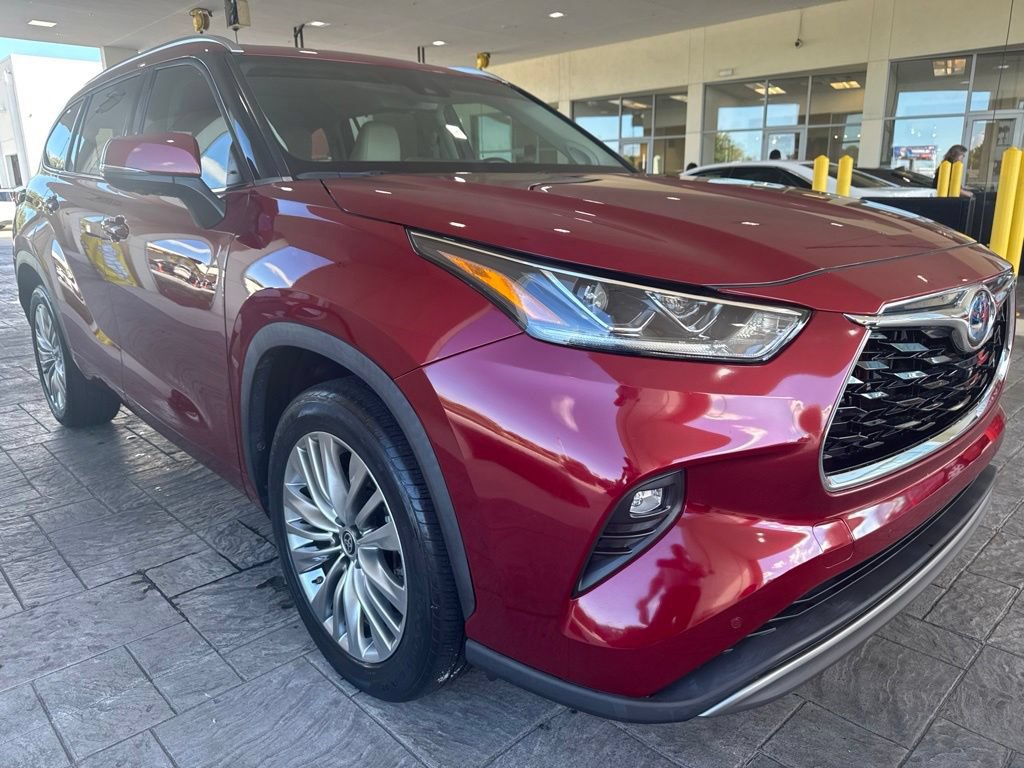 Used 2023 Toyota Highlander Platinum FWD image 3