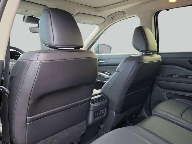 Used 2024 Nissan Pathfinder Platinum w/ Black Appearance Package FWD image 11