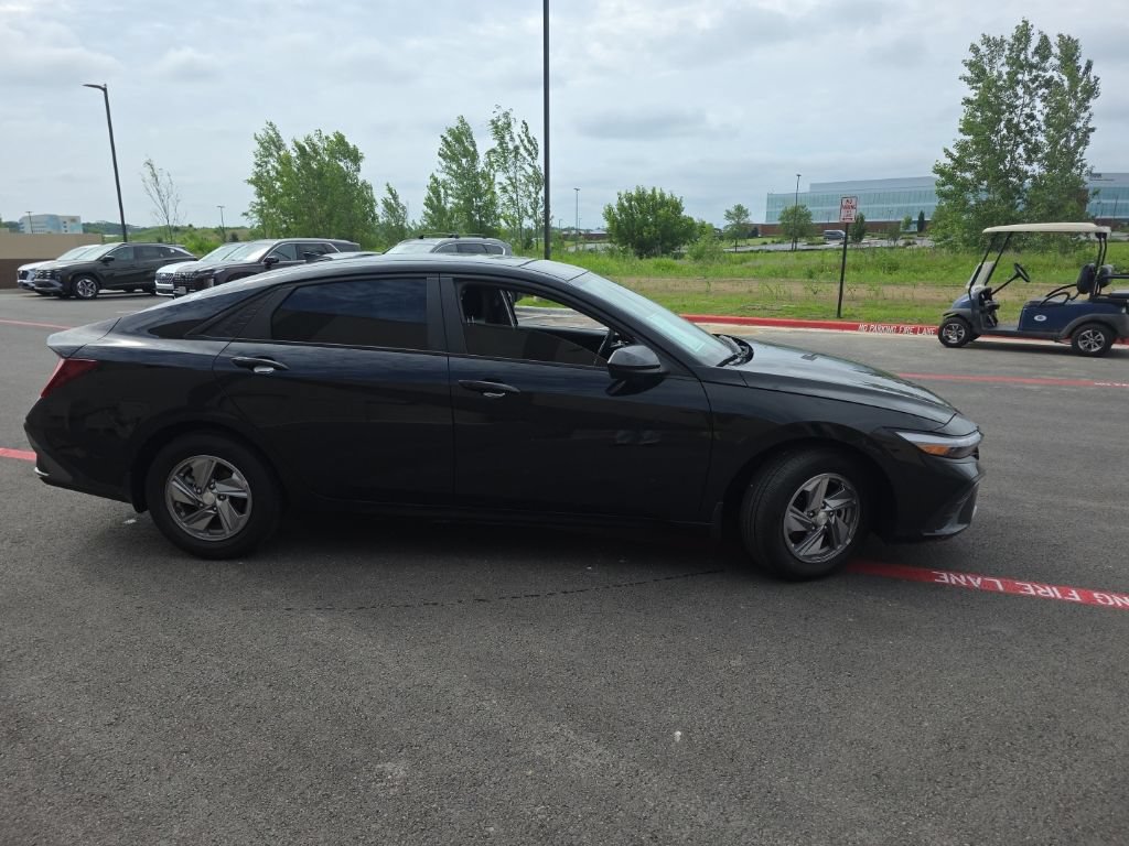 Used 2024 Hyundai Elantra SE FWD image 4