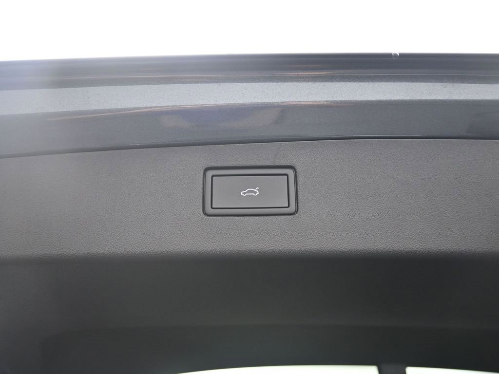 New 2025 Volkswagen Tiguan SE image 34