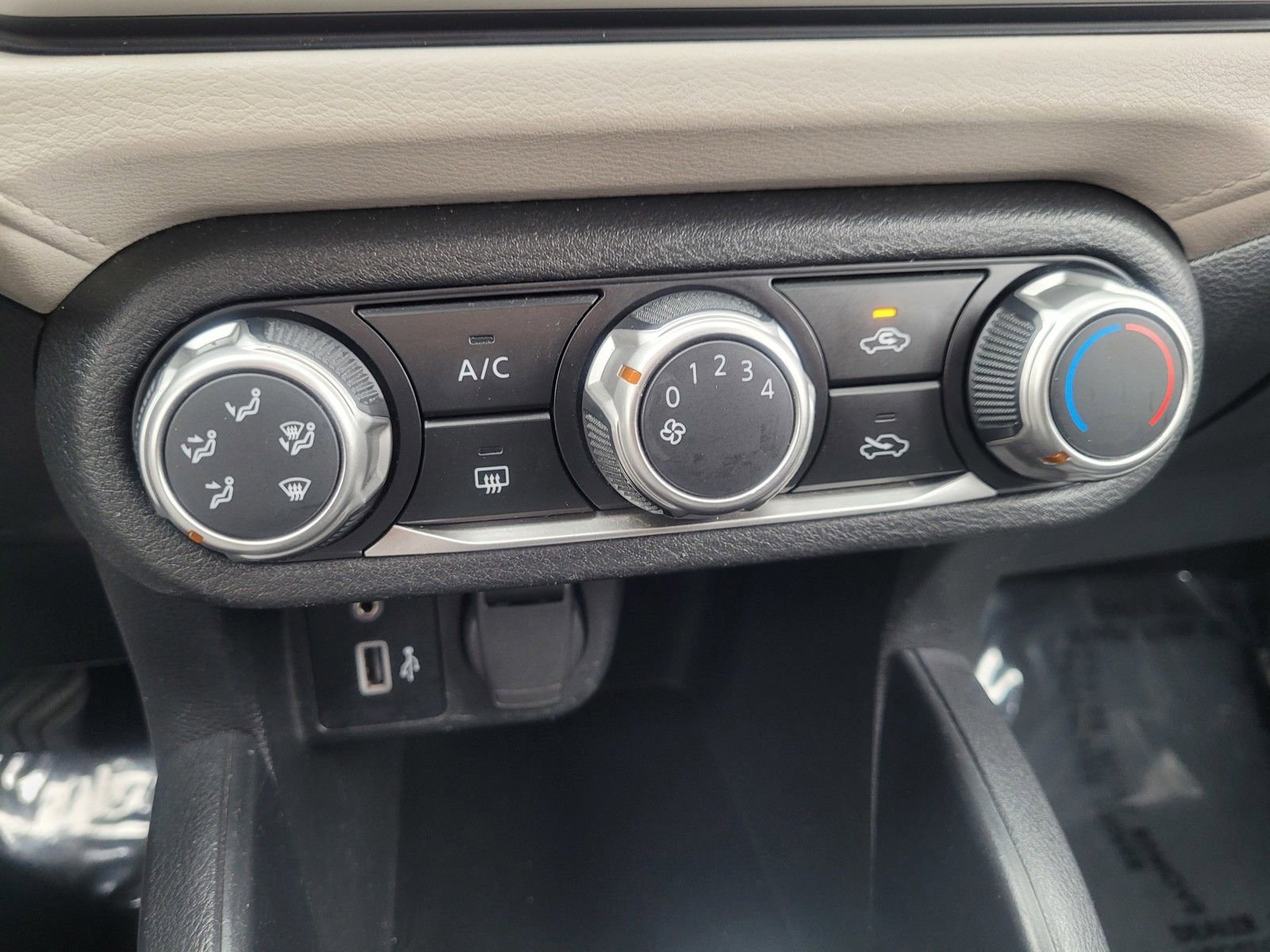 Used 2021 Nissan Versa SV FWD image 21