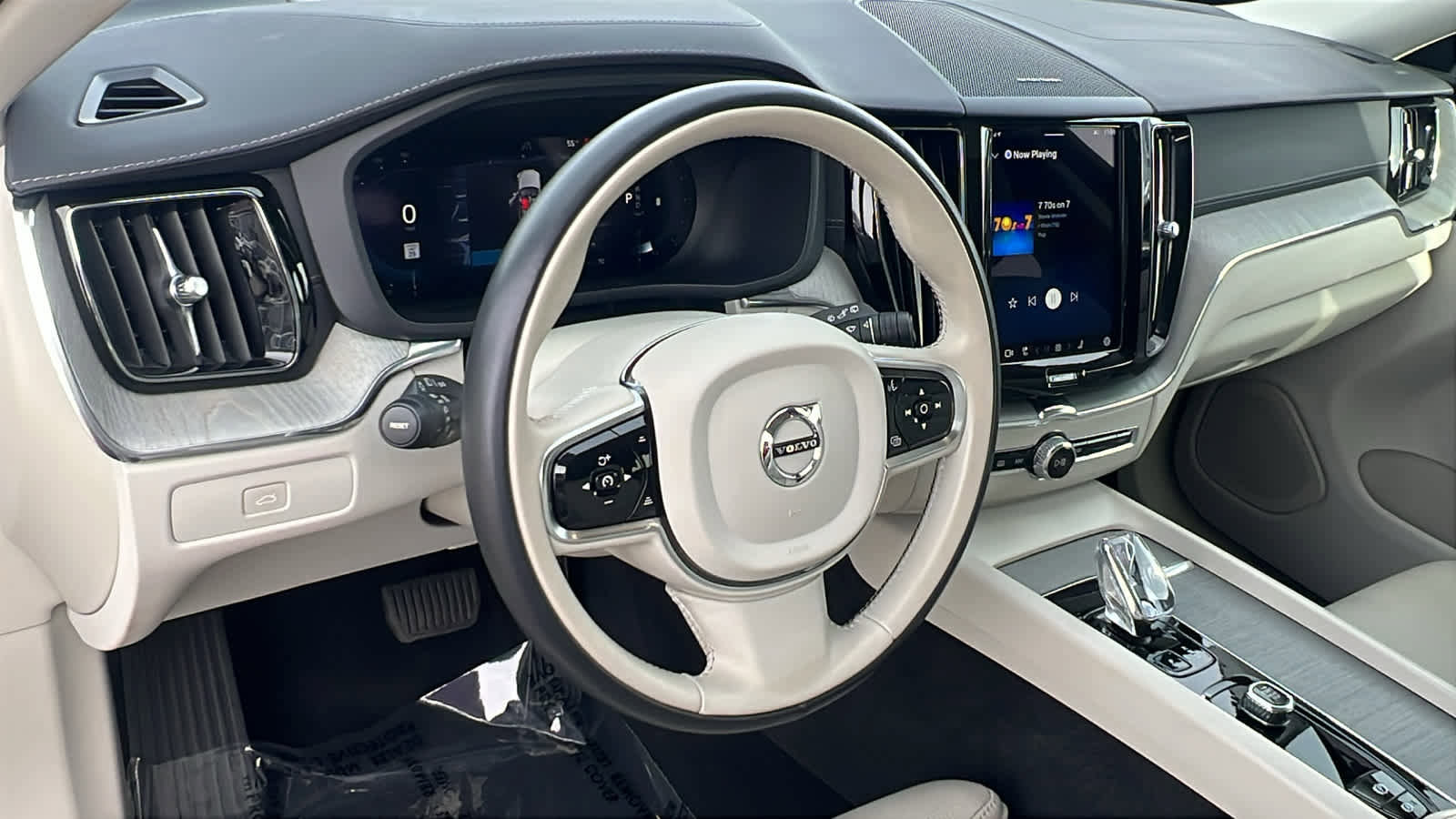 Used 2023 Volvo XC60 B6 Ultimate w/ Climate Package image 10