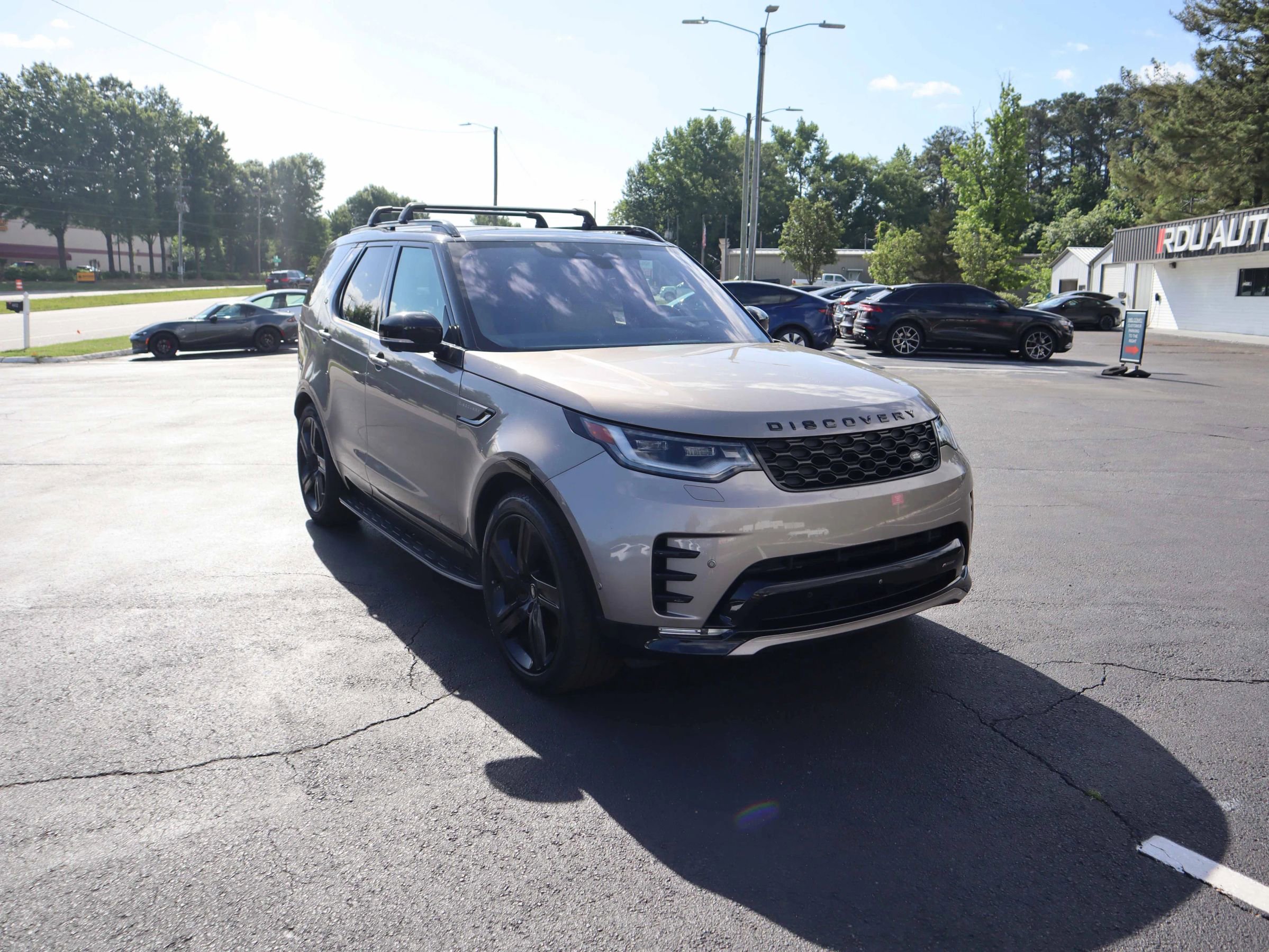 Used 2023 Land Rover Discovery HSE R-Dynamic AWD/4WD image 16
