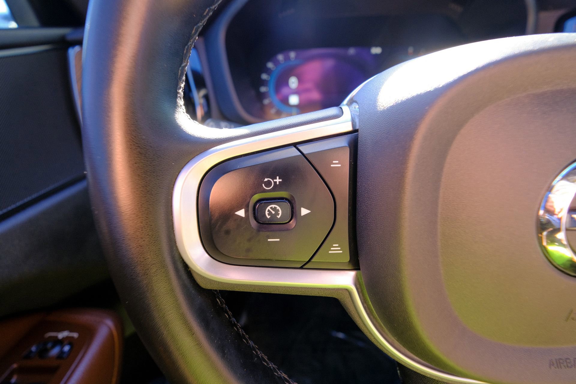 Used 2022 Volvo XC60 B5 Momentum image 35