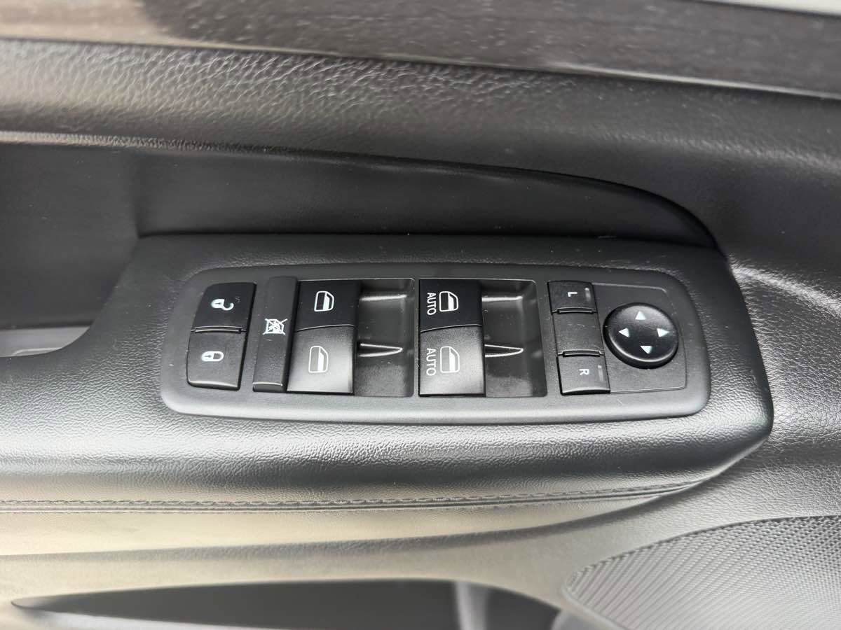 Used 2018 Jeep Grand Cherokee Altitude RWD image 12