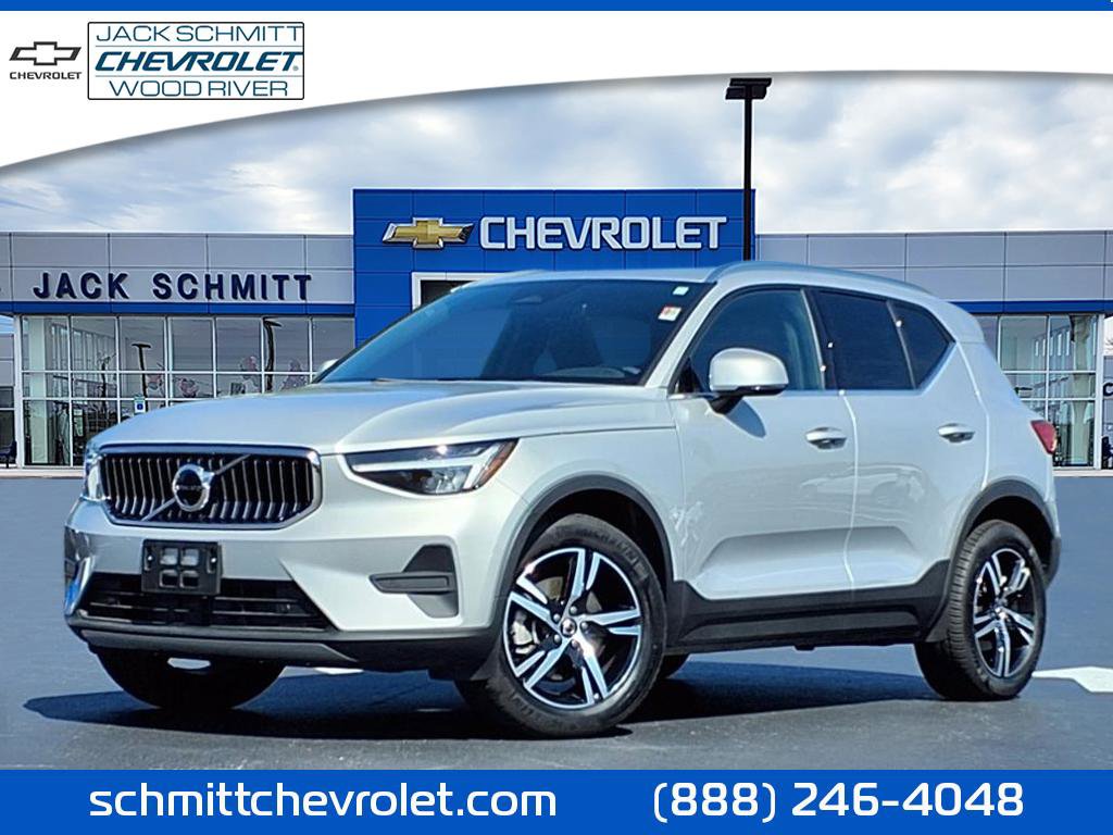 Used 2025 Volvo XC40 B5 Core image 1