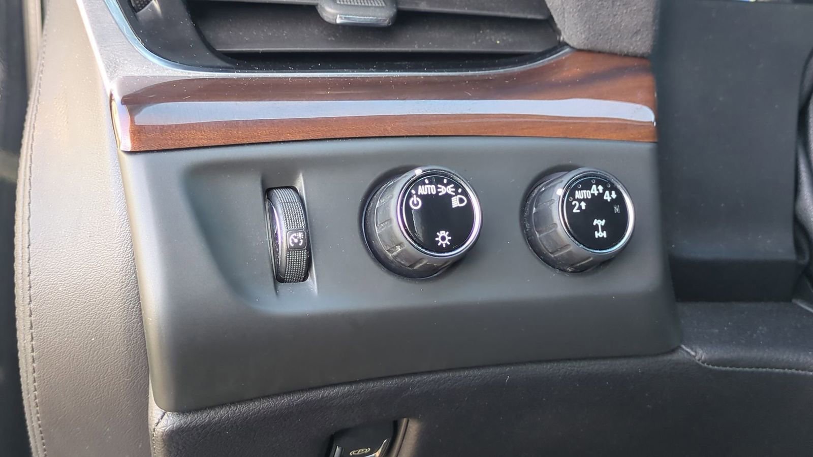 Used 2020 Cadillac Escalade Premium Luxury w/ Escalade Sport Edition image 16