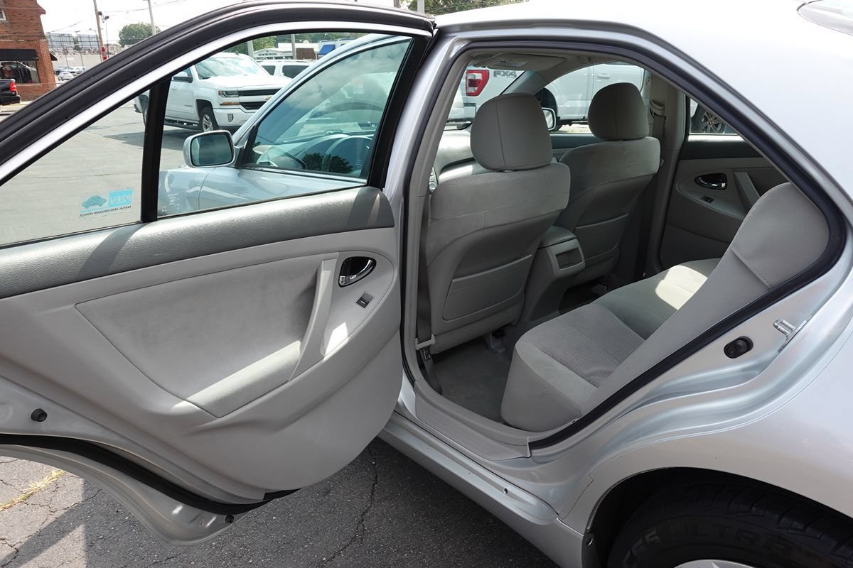 Used 2011 Toyota Camry LE FWD image 15