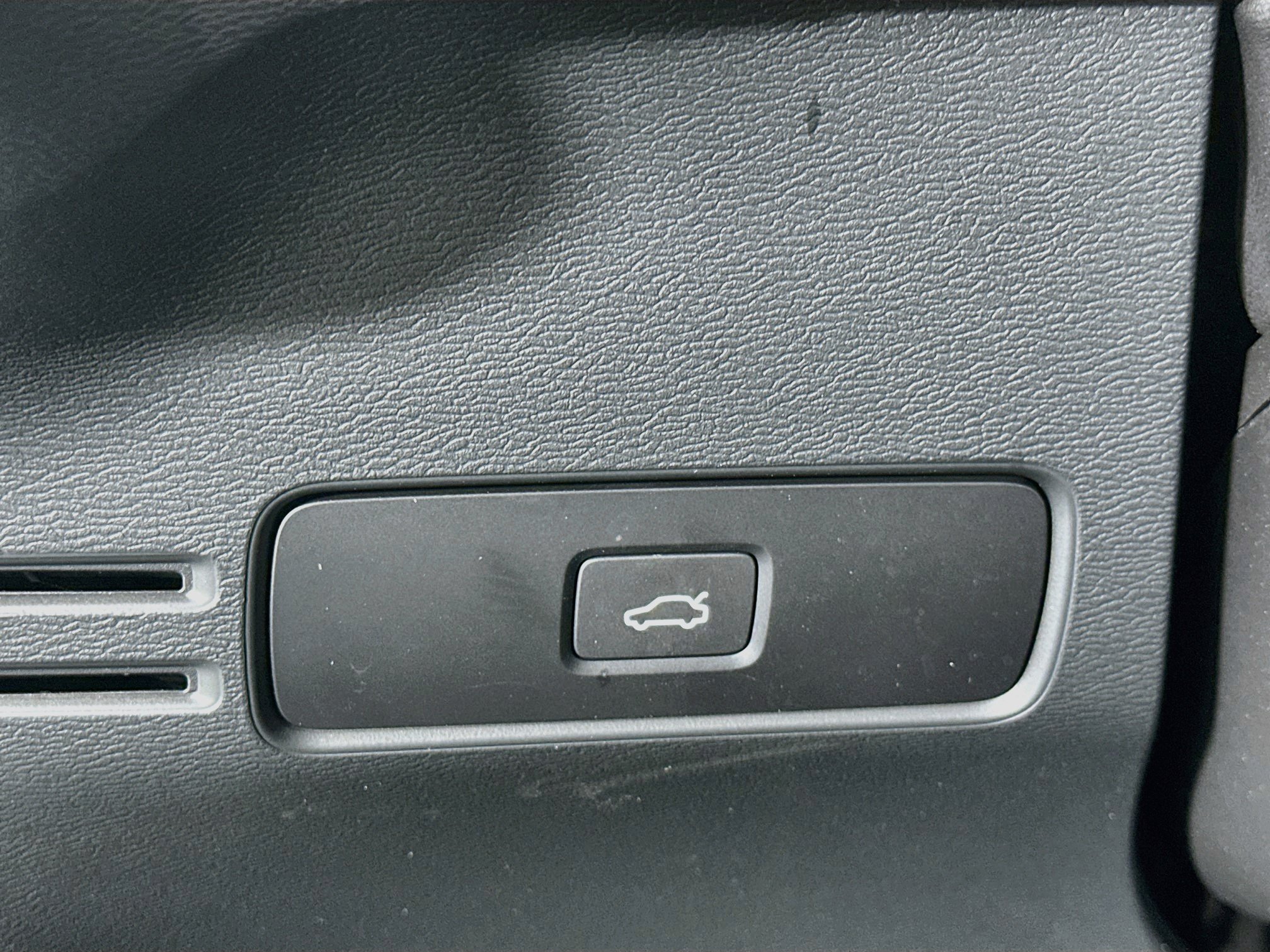 Used 2023 Volvo XC40 B4 Ultimate FWD image 17