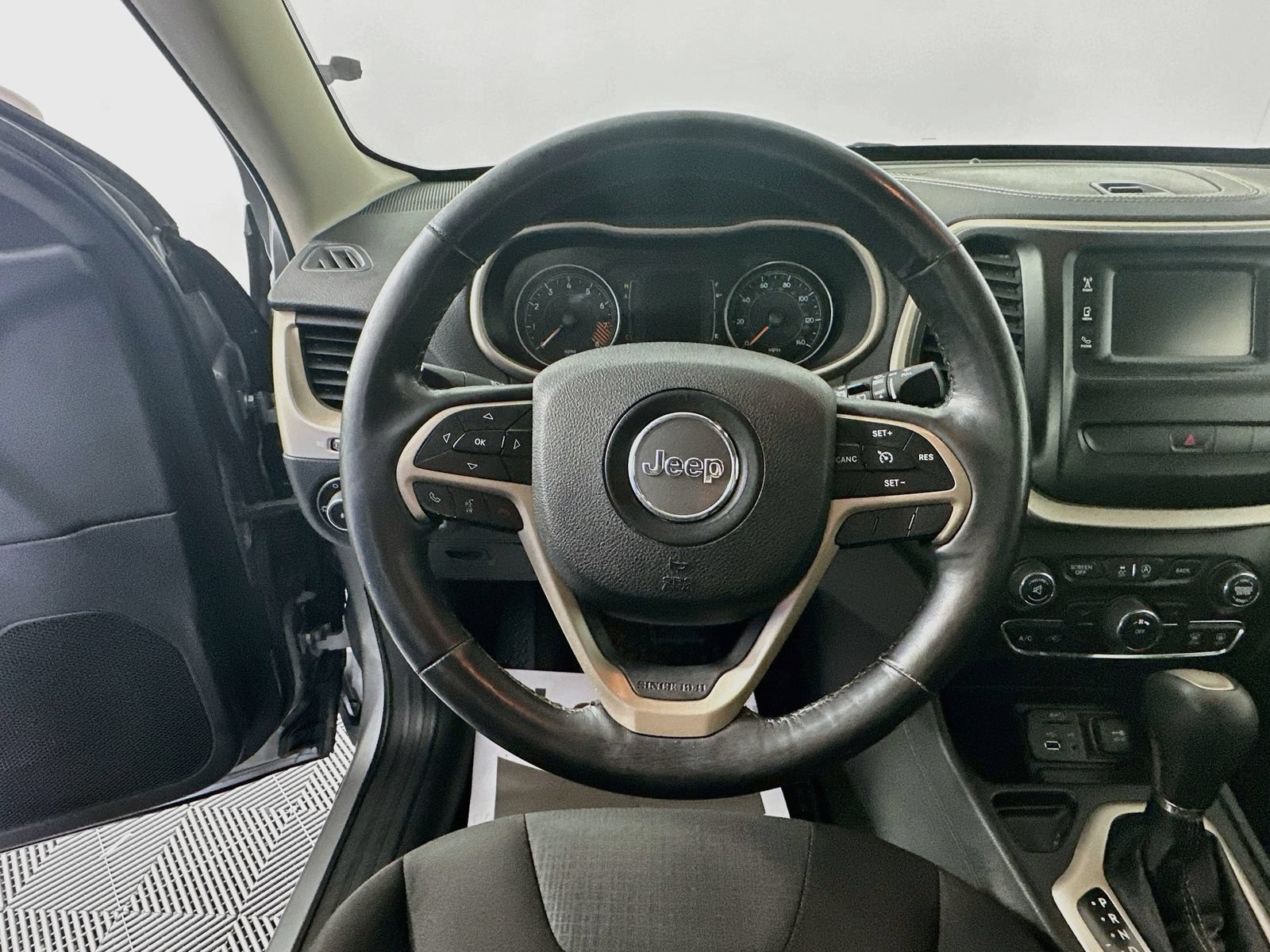 Used 2015 Jeep Cherokee Latitude w/ Cold Weather Group FWD image 11