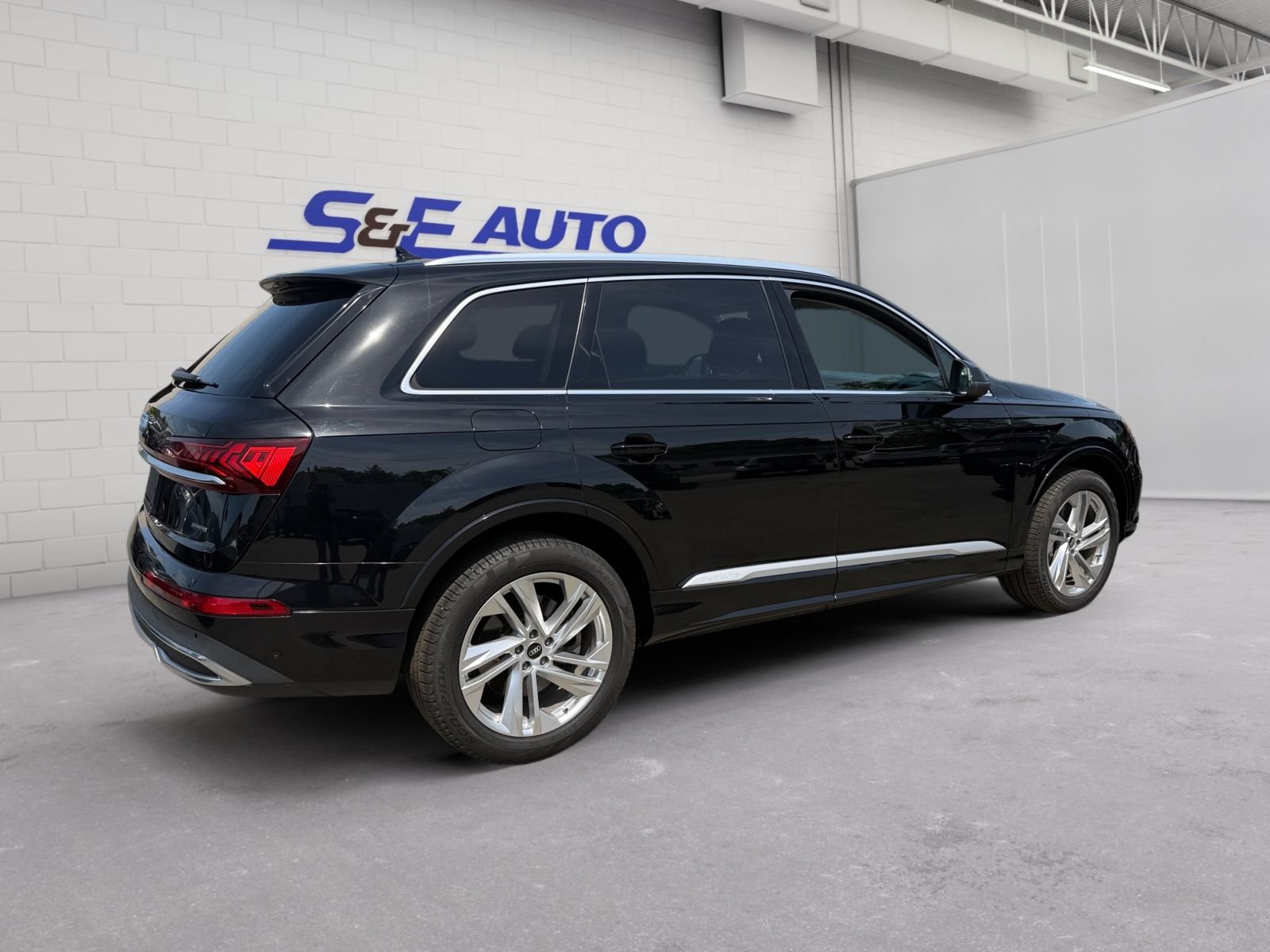 Used 2023 Audi Q7 3.0T Premium w/ Convenience Package AWD/4WD image 4