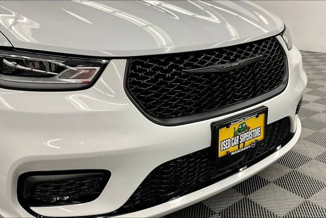 Used 2025 Chrysler Pacifica Limited image 33