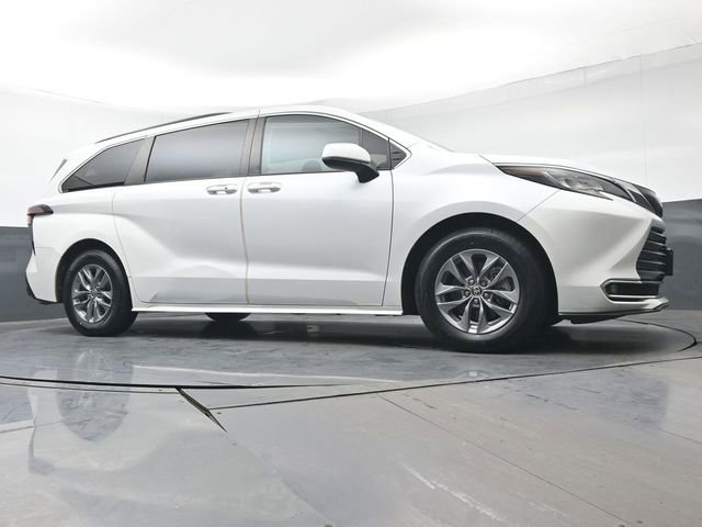 Certified 2022 Toyota Sienna XLE image 40
