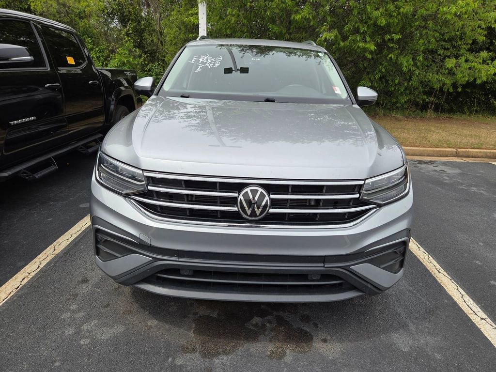 Used 2023 Volkswagen Tiguan SE image 2