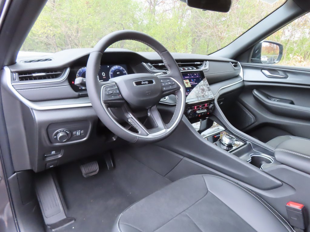 New 2025 Jeep Grand Cherokee Altitude image 18