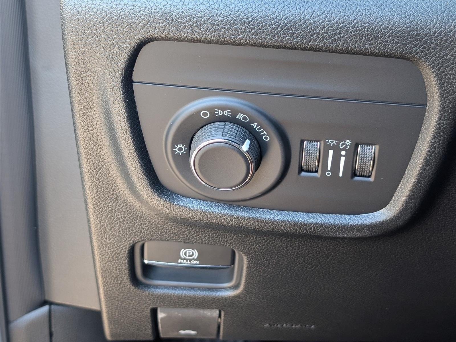 New 2027 Jeep Grand Cherokee Altitude AWD/4WD image 17