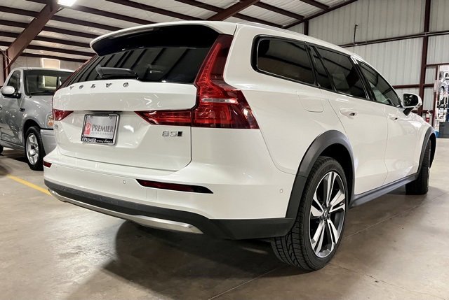 Used 2024 Volvo V60 B5 Cross Country Plus image 3