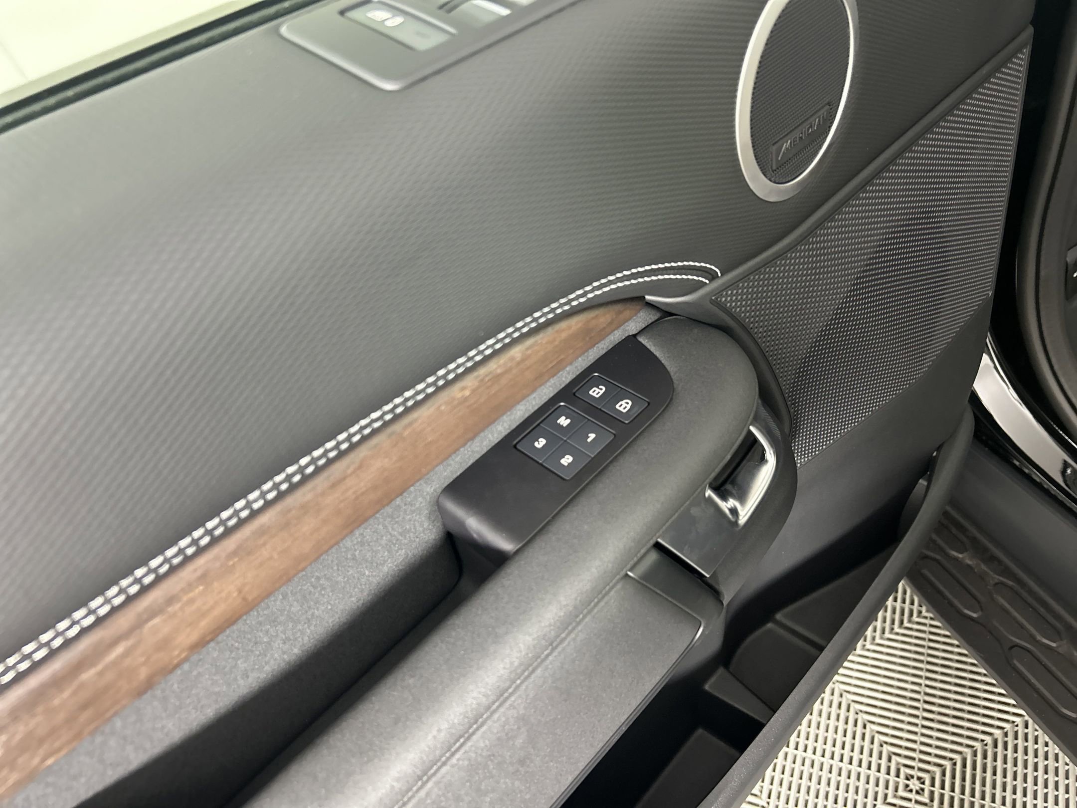 New 2025 Land Rover Discovery Dynamic SE image 10