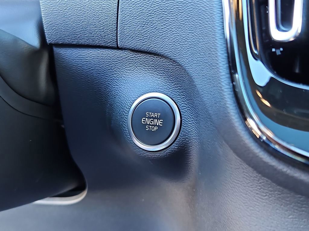 Used 2024 Volvo XC40 B5 Plus w/ Climate Package image 14