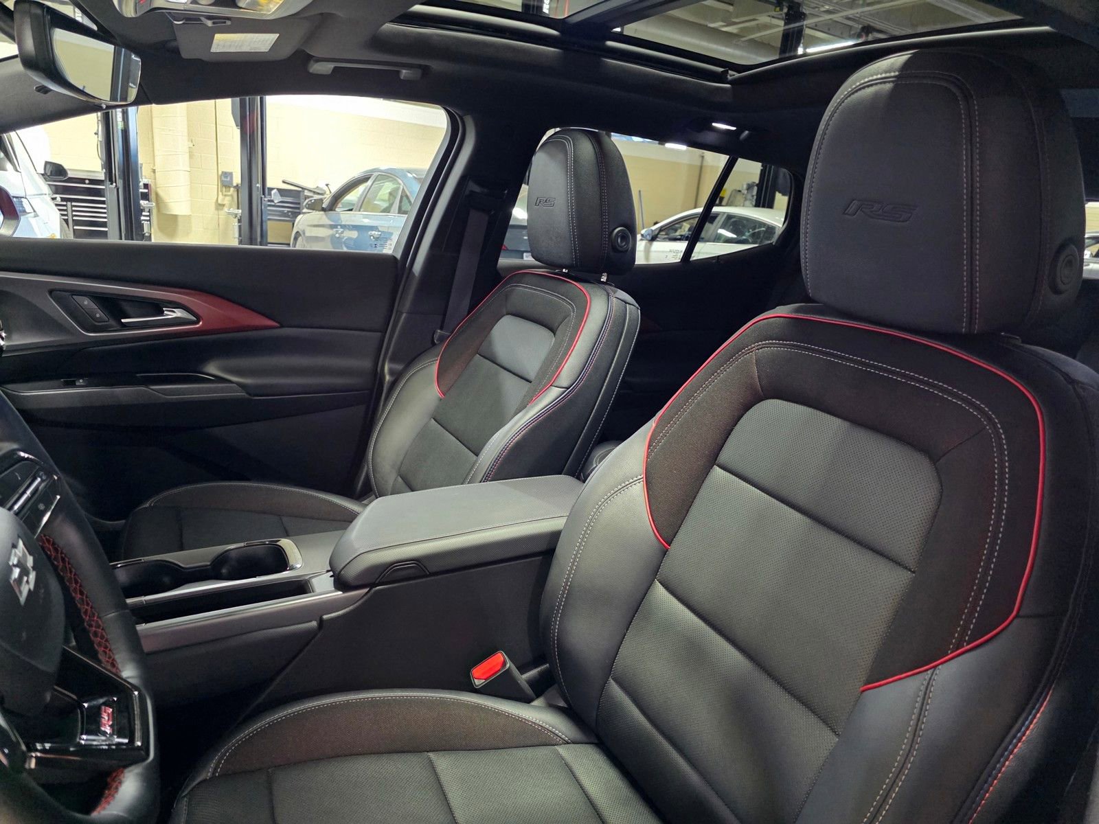 Used 2025 Chevrolet Equinox EV RS w/ Convenience Package II image 4