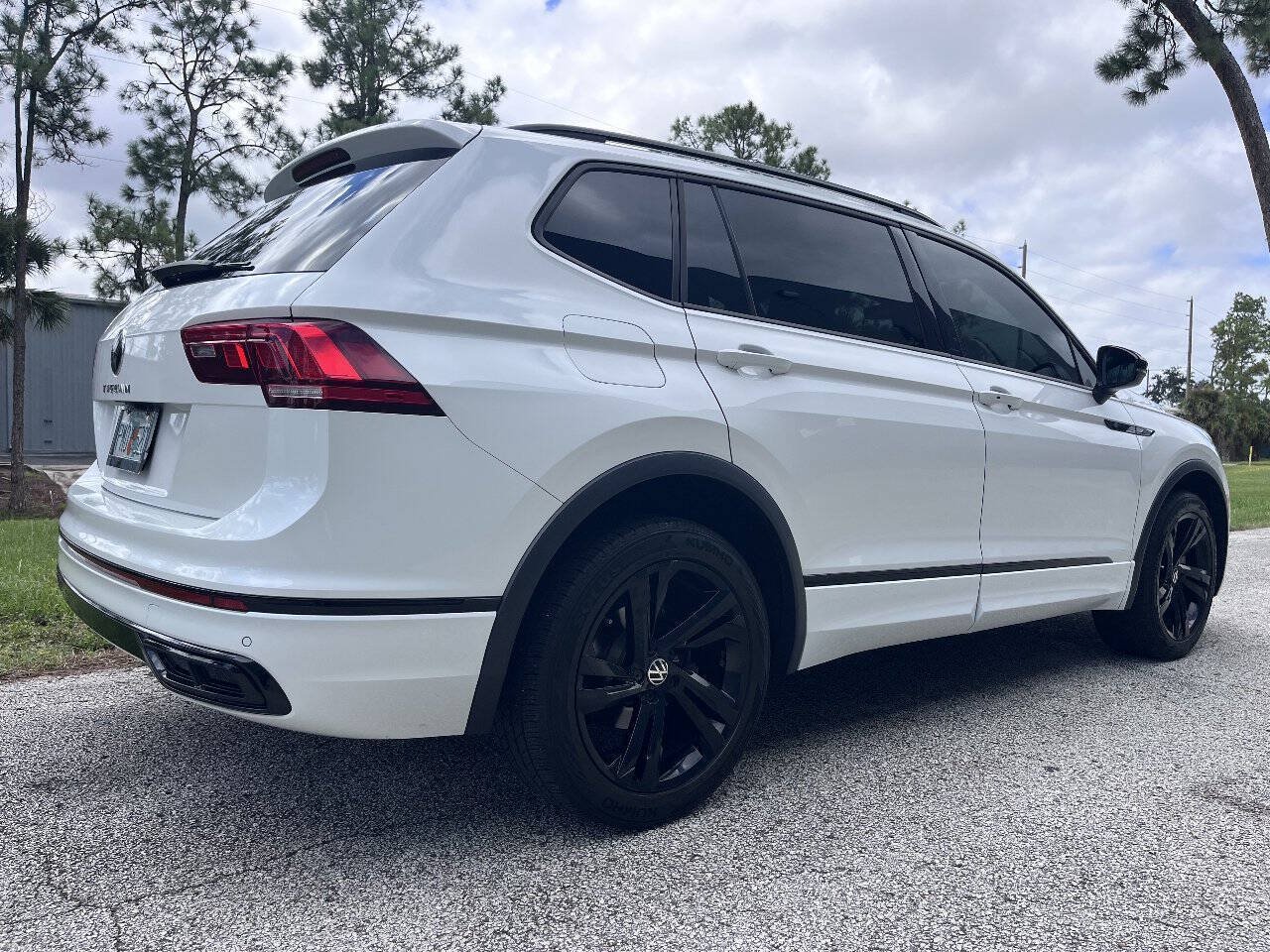 Used 2023 Volkswagen Tiguan SE R-Line FWD image 10