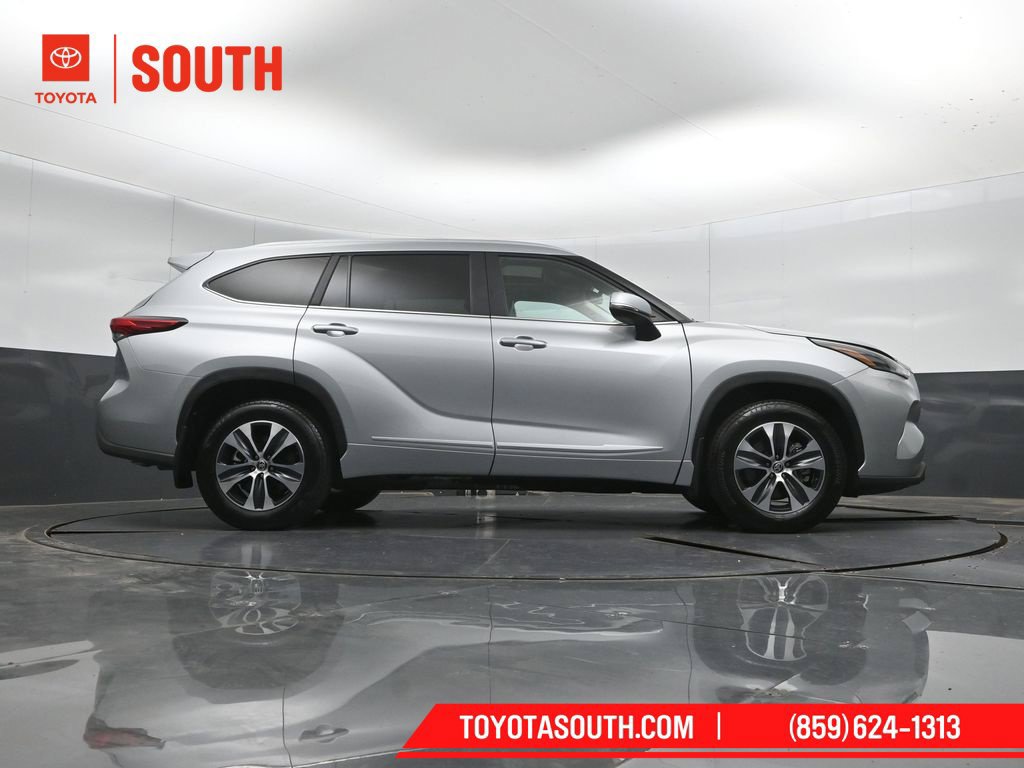 Used 2023 Toyota Highlander XLE AWD/4WD image 42