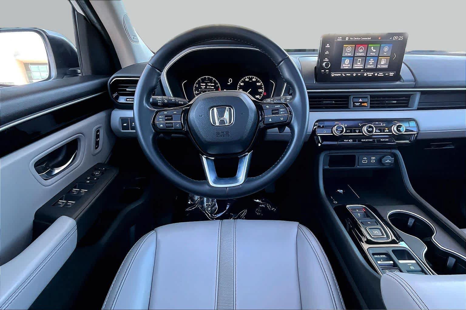 Used 2025 Honda Pilot Touring image 6