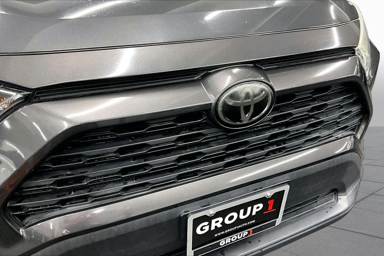 Used 2020 Toyota RAV4 XLE Premium FWD image 29