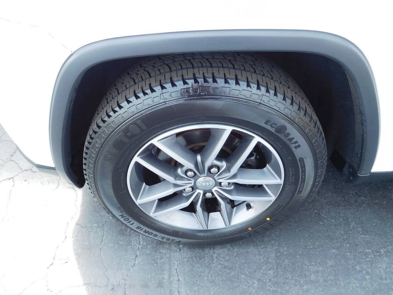 Used 2017 Jeep Grand Cherokee Limited AWD/4WD image 9