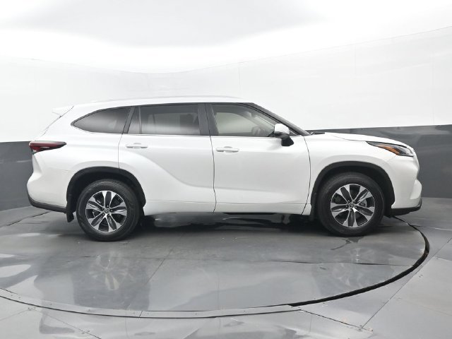 Used 2024 Toyota Highlander XLE AWD/4WD image 2