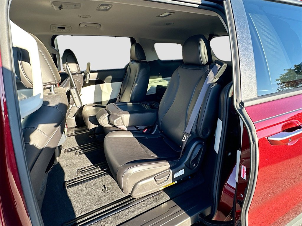 Used 2022 Kia Carnival EX image 24