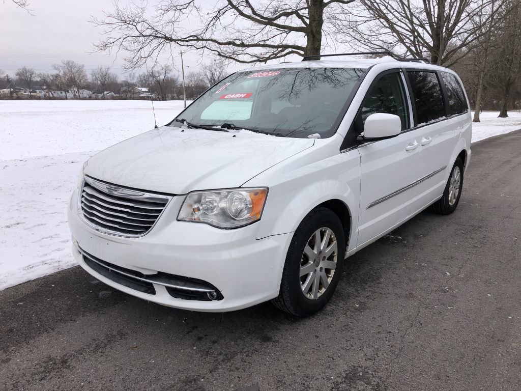 Used 2014 Chrysler Town & Country Touring image 2