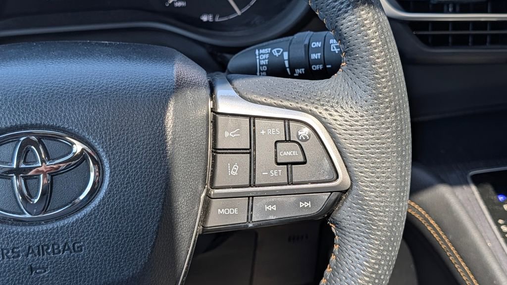 Used 2023 Toyota Sienna XLE Woodland Edition image 24