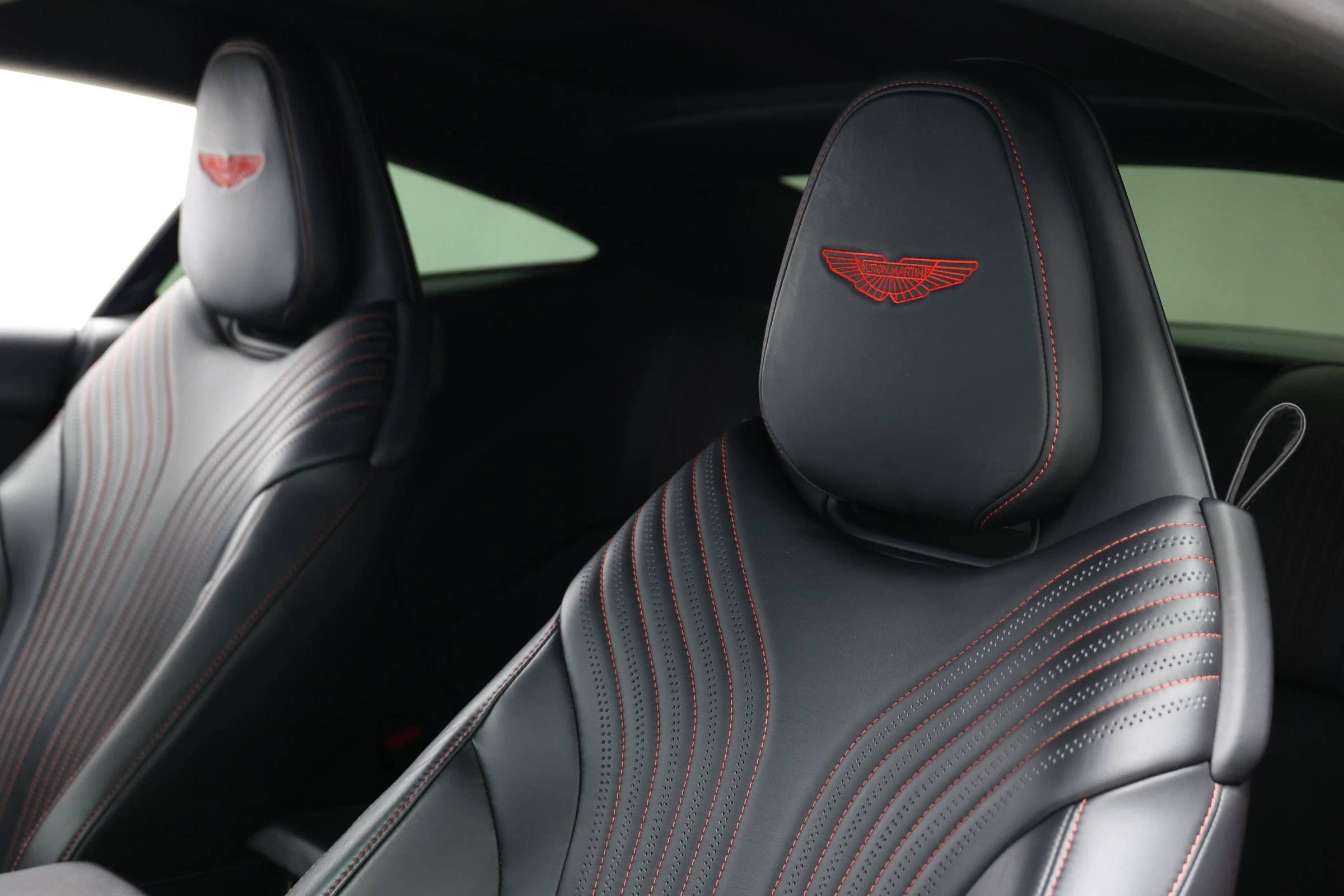 Used 2018 Aston Martin DB11 Coupe image 16