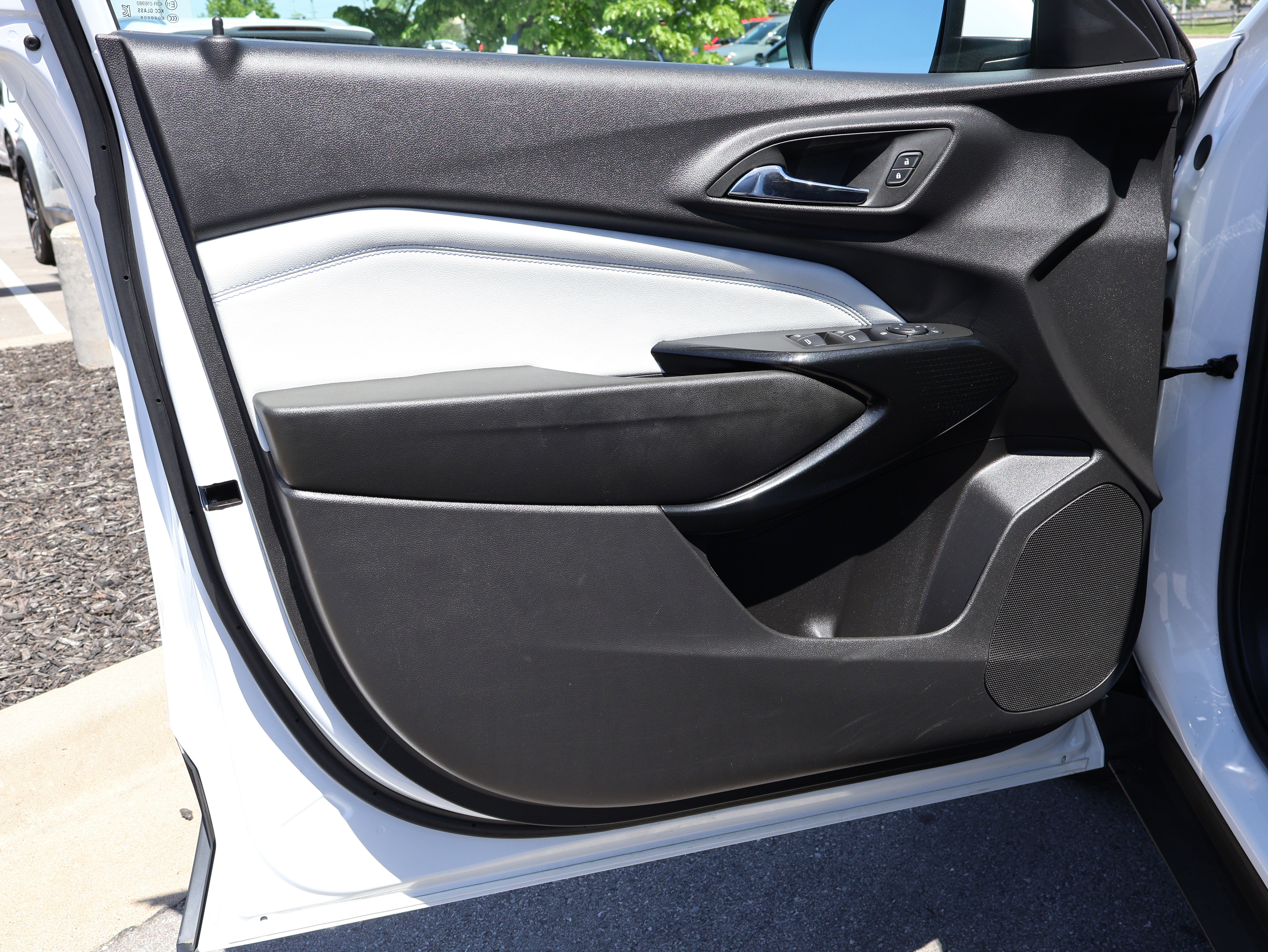 Used 2025 Chevrolet Trax LT w/ LT Convenience Package FWD image 38