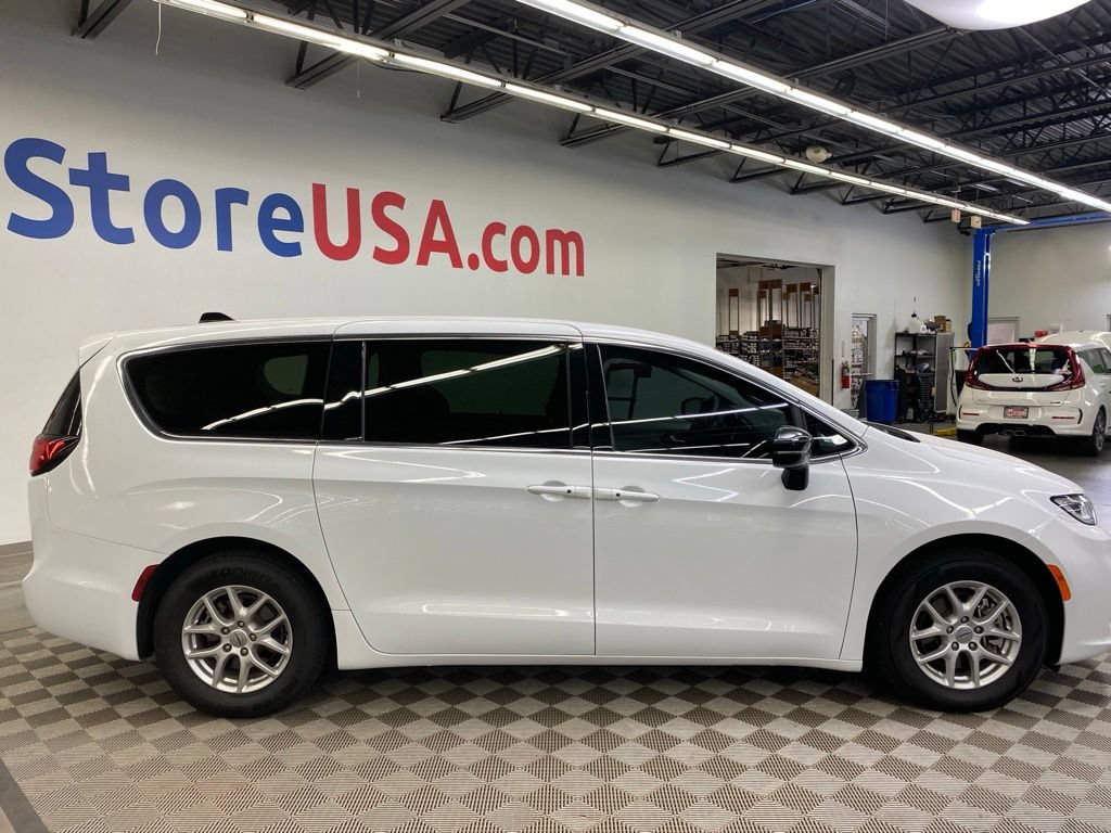 Used 2024 Chrysler Pacifica Touring-L FWD image 5
