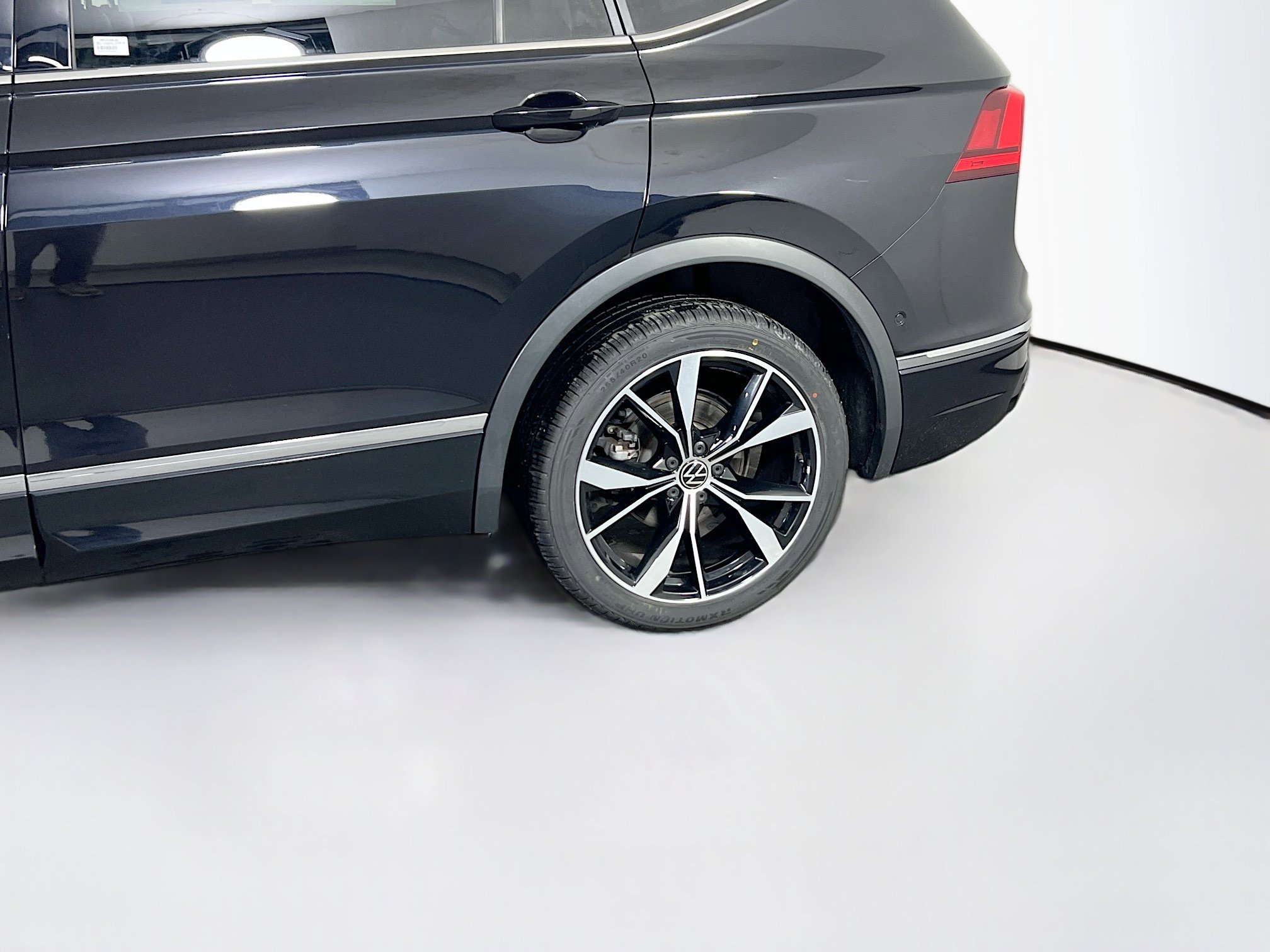 Used 2022 Volkswagen Tiguan SEL R-Line AWD/4WD image 31