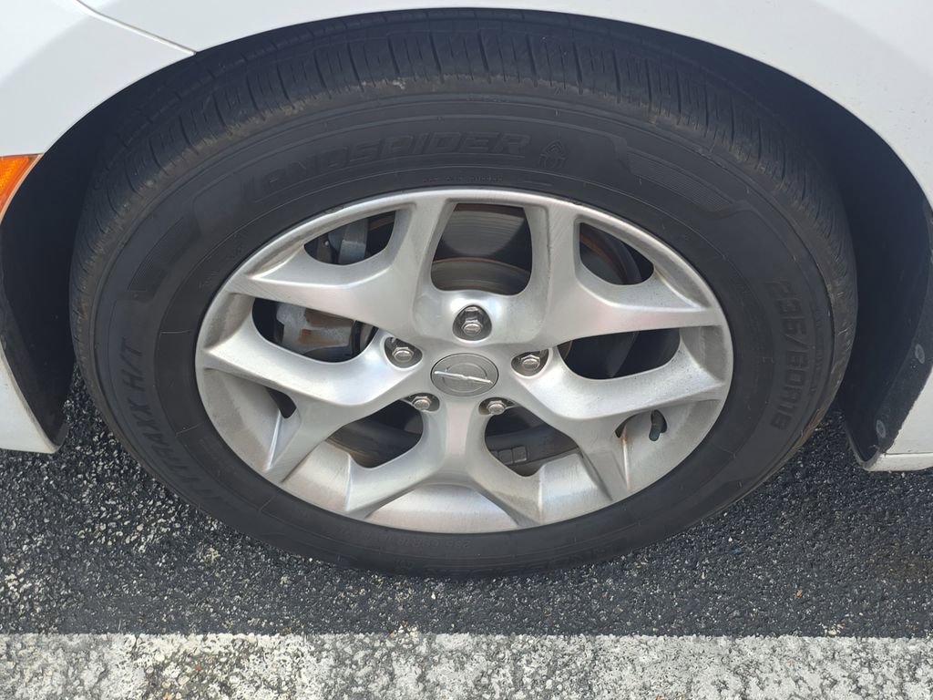 Used 2017 Chrysler Pacifica Touring-L w/ Tire & Wheel Group image 6
