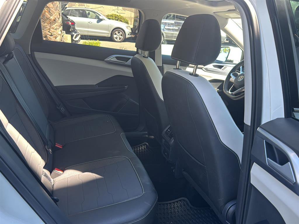 Used 2025 Volkswagen Taos SE w/ Panoramic Sunroof Package image 15