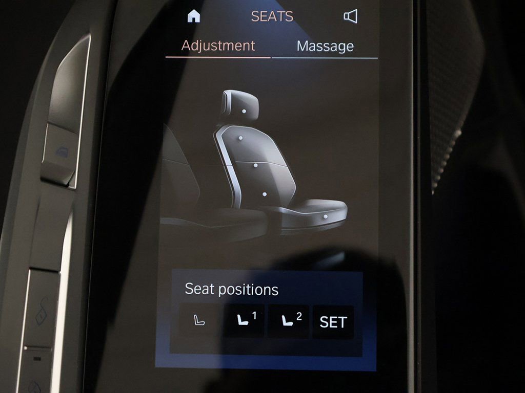 Used 2025 BMW i7 xDrive60 w/ Premium Package image 40