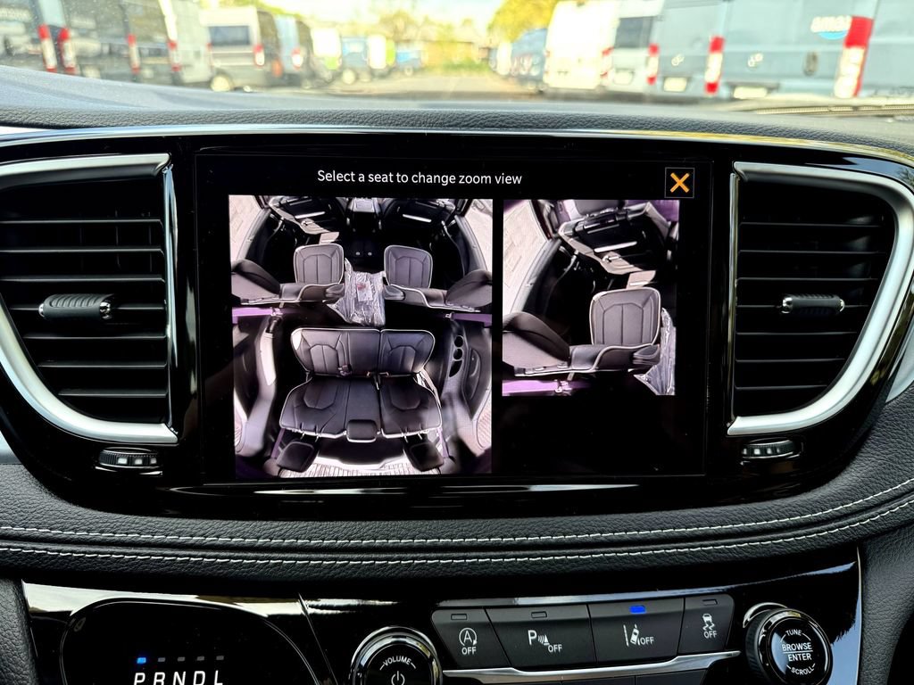 New 2026 Chrysler Pacifica Limited w/ Uconnect Theater Family Group FWD image 15