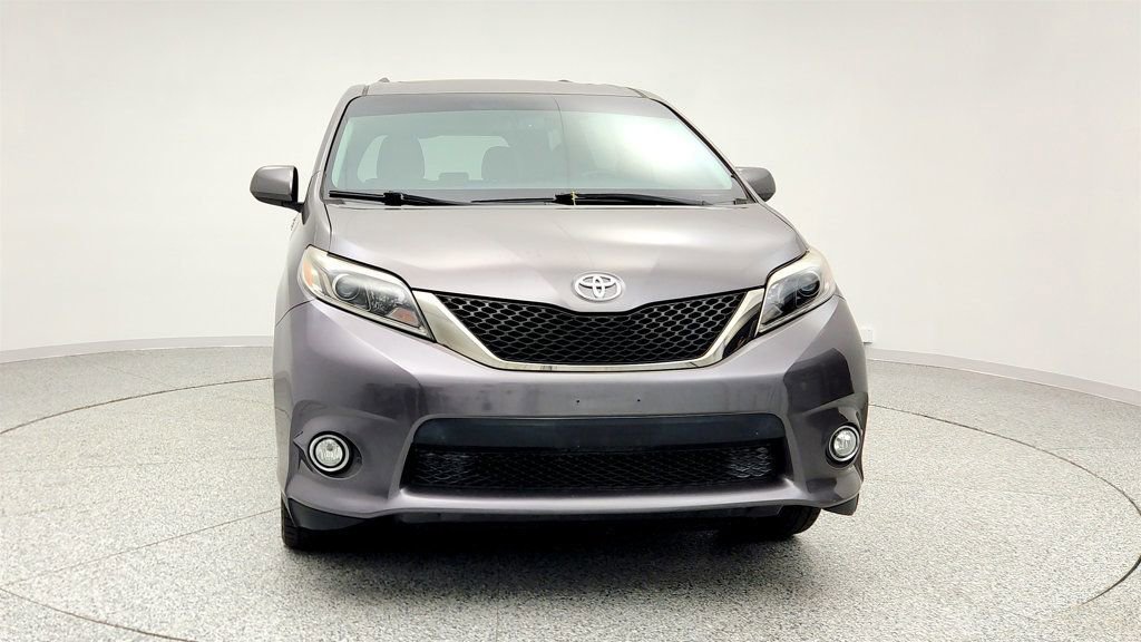 Used 2017 Toyota Sienna SE Premium image 2