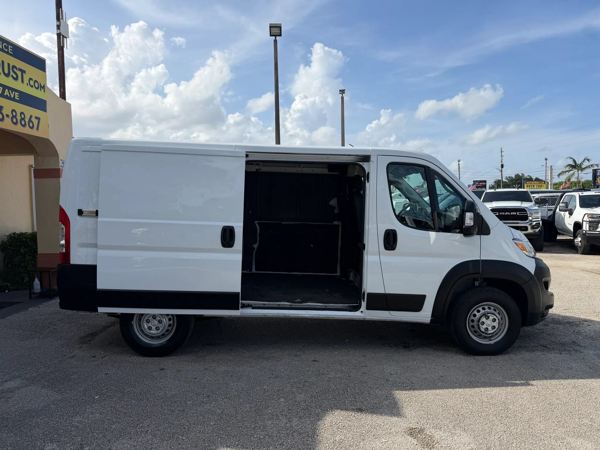 Used 2025 RAM ProMaster 2500 w/ Convenience Group FWD image 7