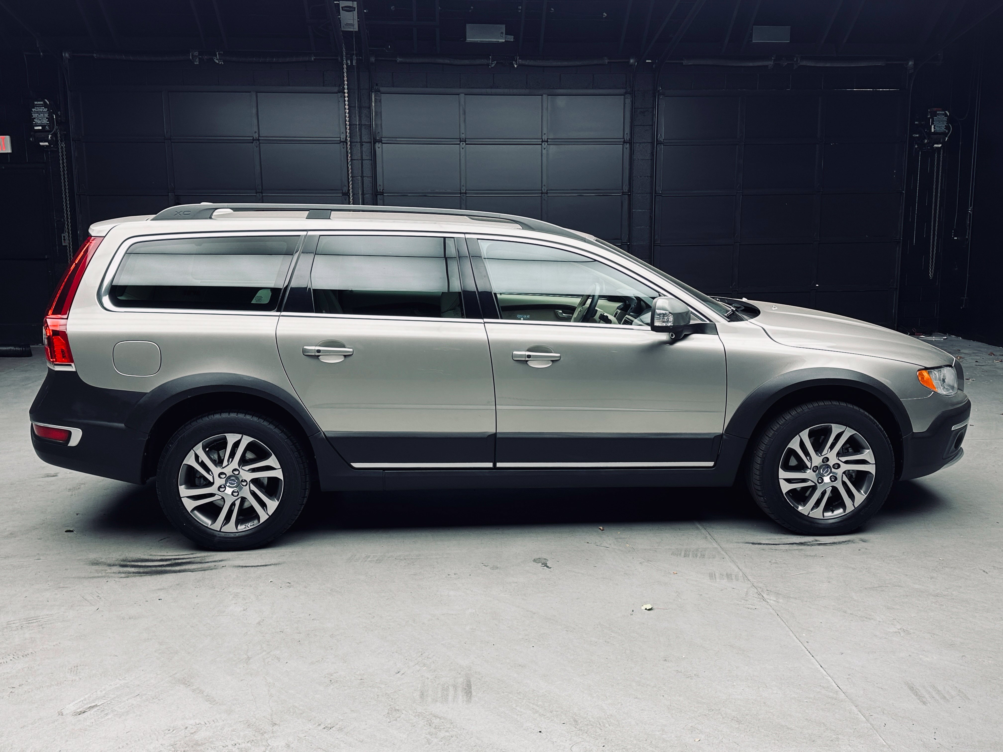 Used 2015 Volvo XC70 T5 Premier w/ Protection Package FWD image 7