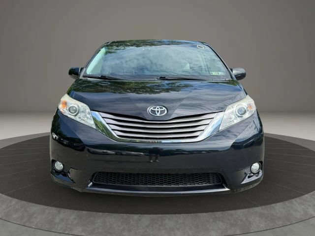 Used 2017 Toyota Sienna XLE w/ XLE Navigation Package FWD image 2