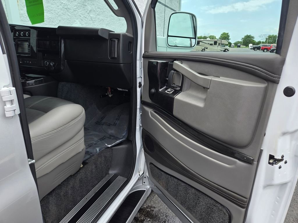 Used 2019 GMC Savana 2500 Extended w/ Enhanced Convenience Package image 22