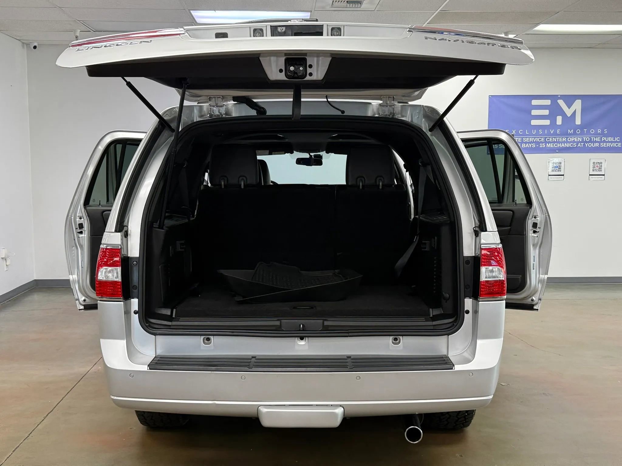 Used 2012 Lincoln Navigator L 4WD image 10