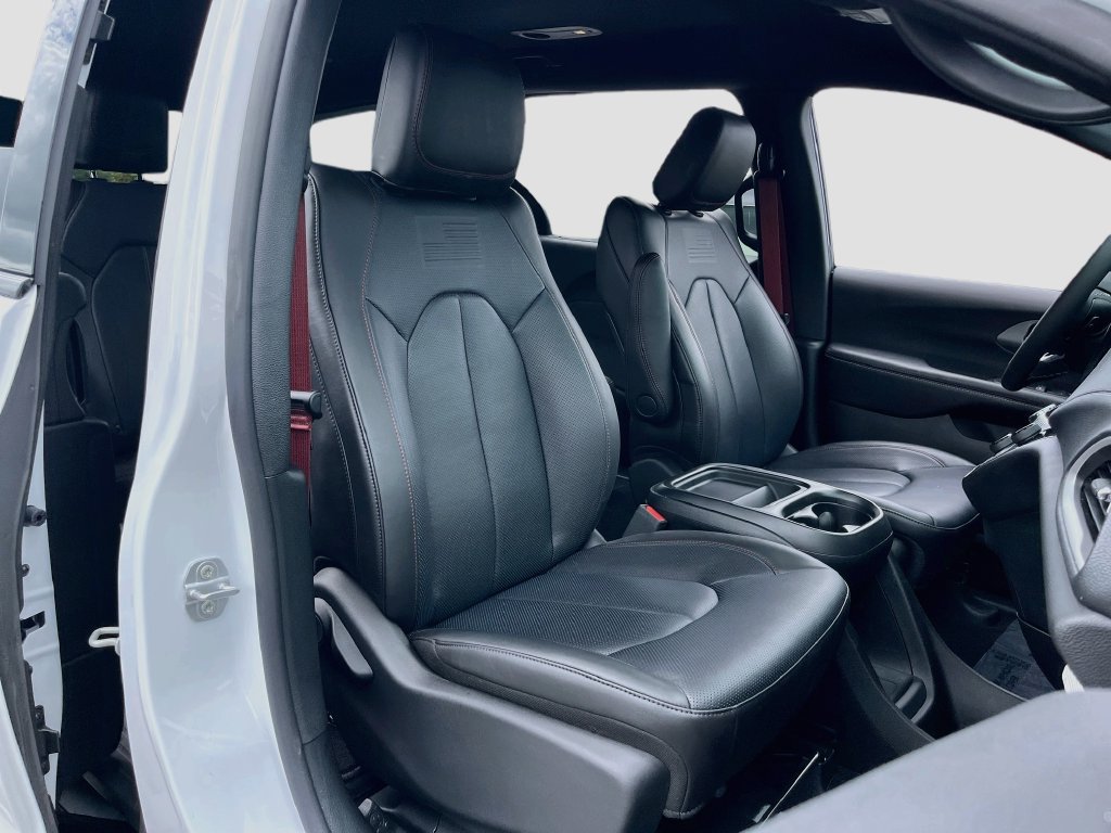 New 2027 Chrysler Pacifica Select FWD image 28